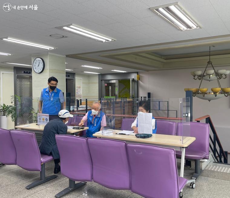 스마트폰 봉사단 어르신들이 도움이 필요한 회원들에게 친절히 설명하고 있다. ⓒ이정민  