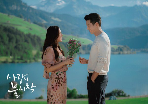  [단독]‘사랑의 불시착’ 日서 전시회 연다…미공개 컷 250점·의상 등 공개