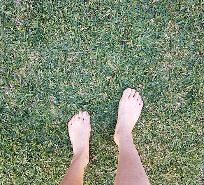 잔디밭의 맨발
