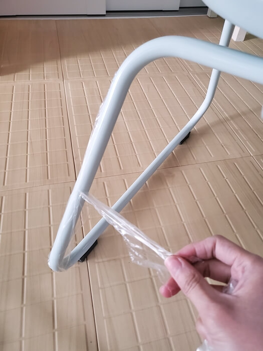 듀오 등받이 의자 다리 플라스틱 제거 진행 중