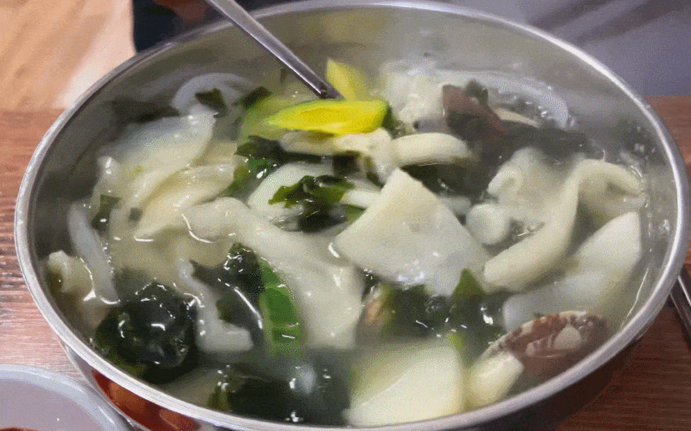 얇은 수제비와 미역이 가득 들어 있습니다