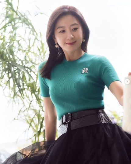  '55살' 김희애, 쫄티로 드러난 '44사이즈' 한줌 허리 [사진]