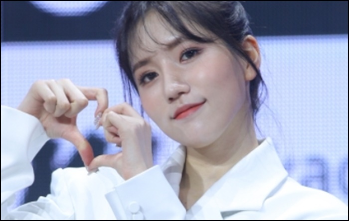 손가락-하트를-그리는-진의-모습