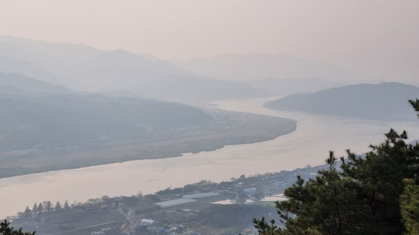 남한강 확대로 본 사진, 흐린 풍경,