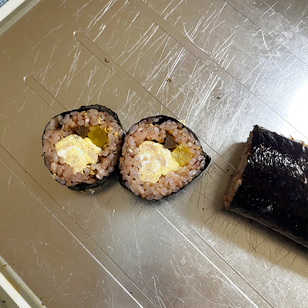 도마-위에-김밥-2개가-잘려있습니다.(6)