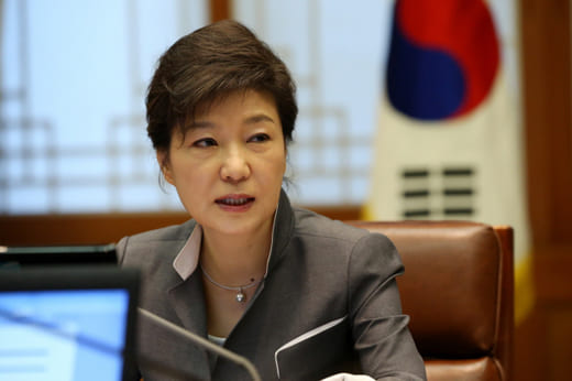  기나긴 고초 끝에 어둠 속에서 나온 박 대통령...현충원 들렸다 대구 사저로...
