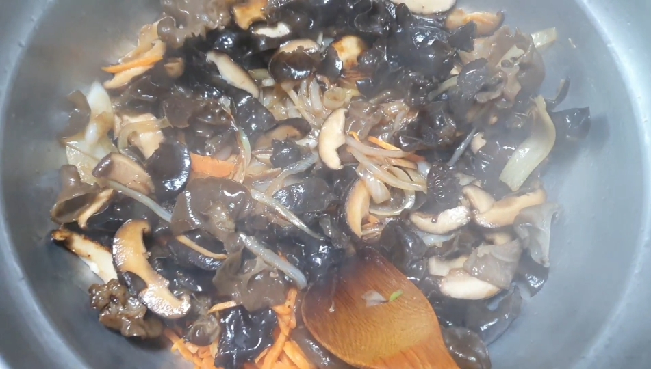 목이버섯-표고버섯-당근-양파