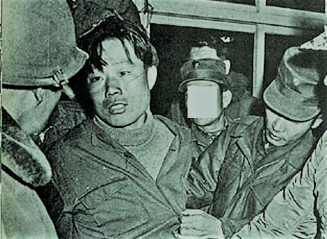 1.21 사태시 김신조가 국군에게 체포되는 장면이다.