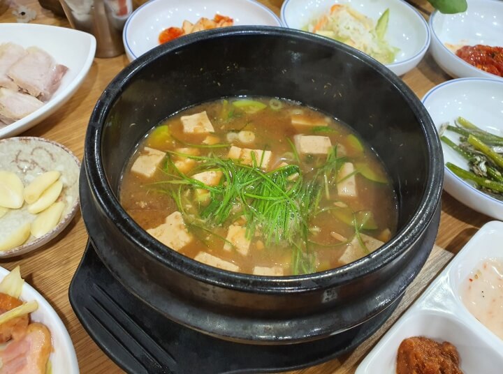 뚝배기에-담긴-진한-된장찌개-사진