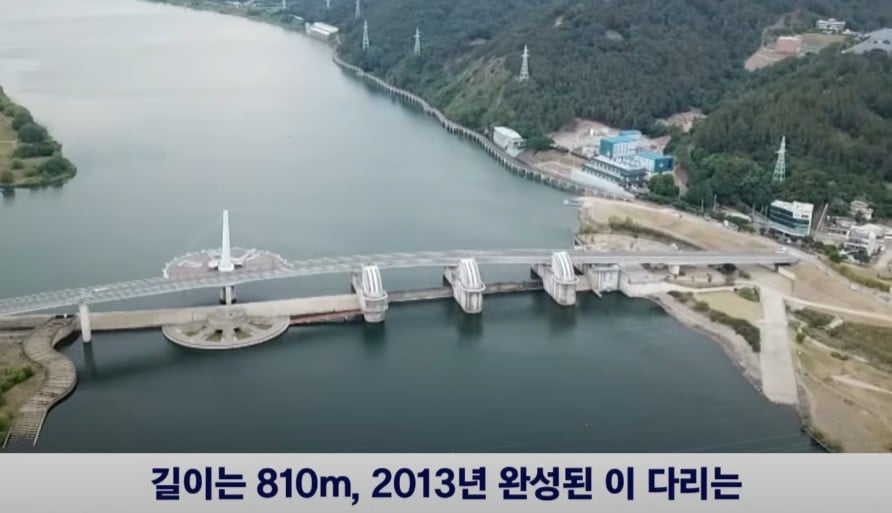 길이는 810m, 2013년 완성된 이 다리는