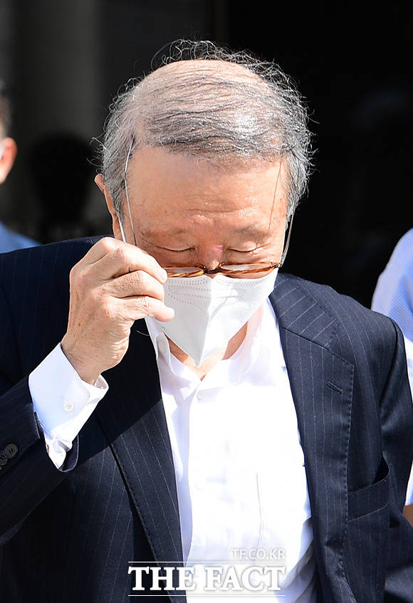  홍원식, "남양유업 주식 매매.. 변호사가 다그쳐 계약서 작성" [TF사진관]