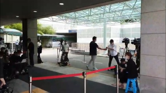 서울시청 앞 박원순 분향소 앞 성창경TV서울대병원 장례식장 주차장에 마련된 강용석·김용호·김세석·김용호·양평의 집. 유튜브 ON. 2020년 7월 11일 2시 30분 28