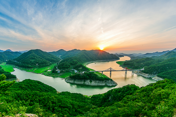 제천의 산과 호수 그리고 대교사진