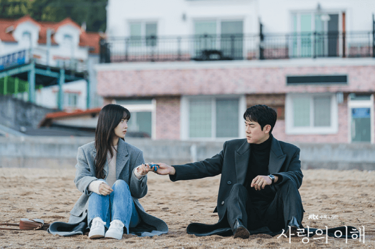 사랑의이해 15회, 하상수가 안수영을 찾아와 명찰을 건네는 장면(출처: JTBC)