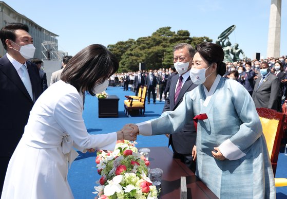  "계속 거절은 예의 아니라"..김건희-김정숙 여사 깜짝 회동