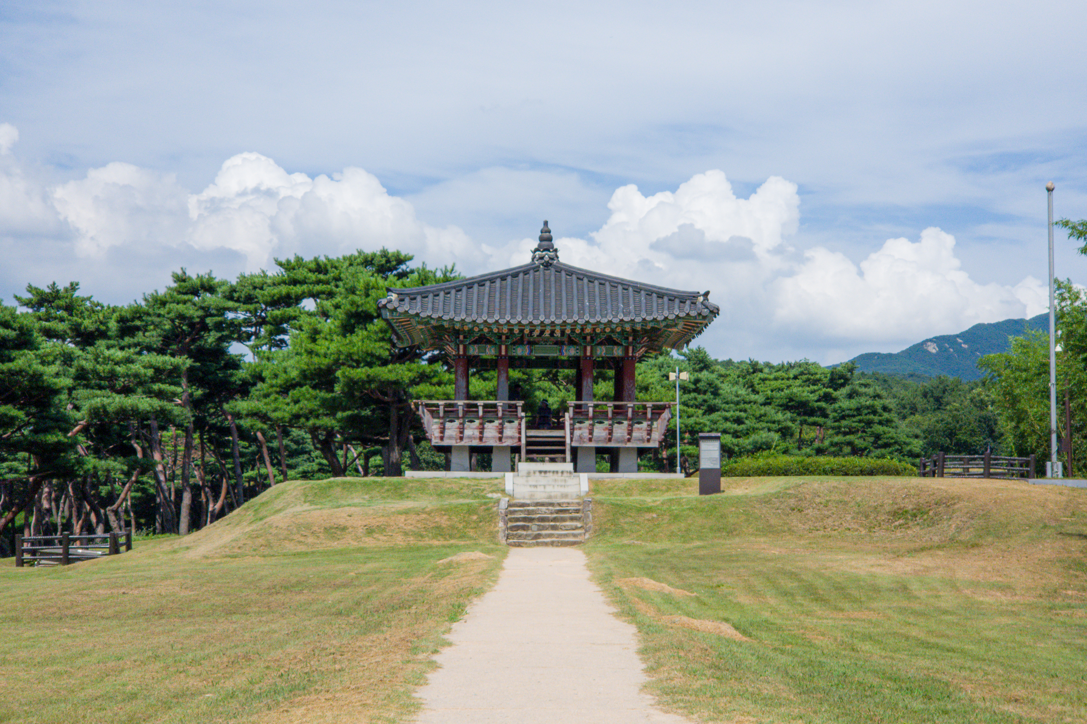 멀리서 본 청허정 전경과 뭉게구름