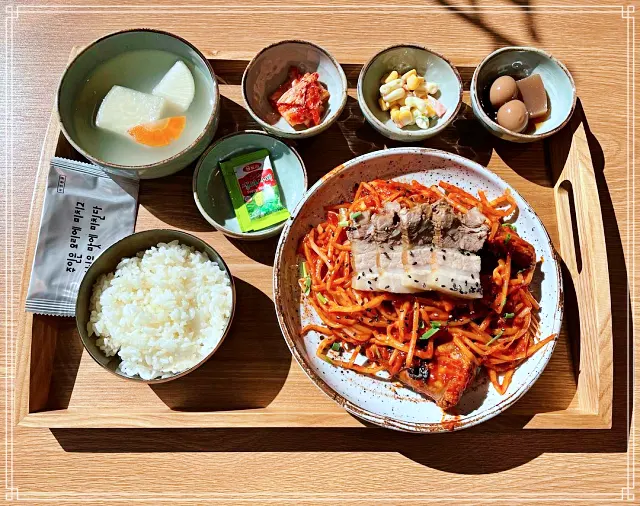 강릉 포남동 맛집 아구찜 위에 돼지고기 수육(삼겹살)이 올라간 수구찜