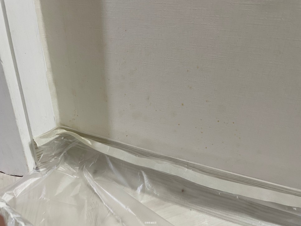 셀프인테리어 벽 페인트 칠하는 방법 벽지페인트 처음해봤는데 별거없네요. 벽지위에 칠해요. 20