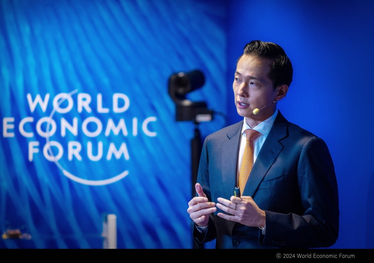 김동관 한화그룹 부회장이 세계경제포럼(WEF·다보스포럼) 연차총회에서 발표하고 있다.