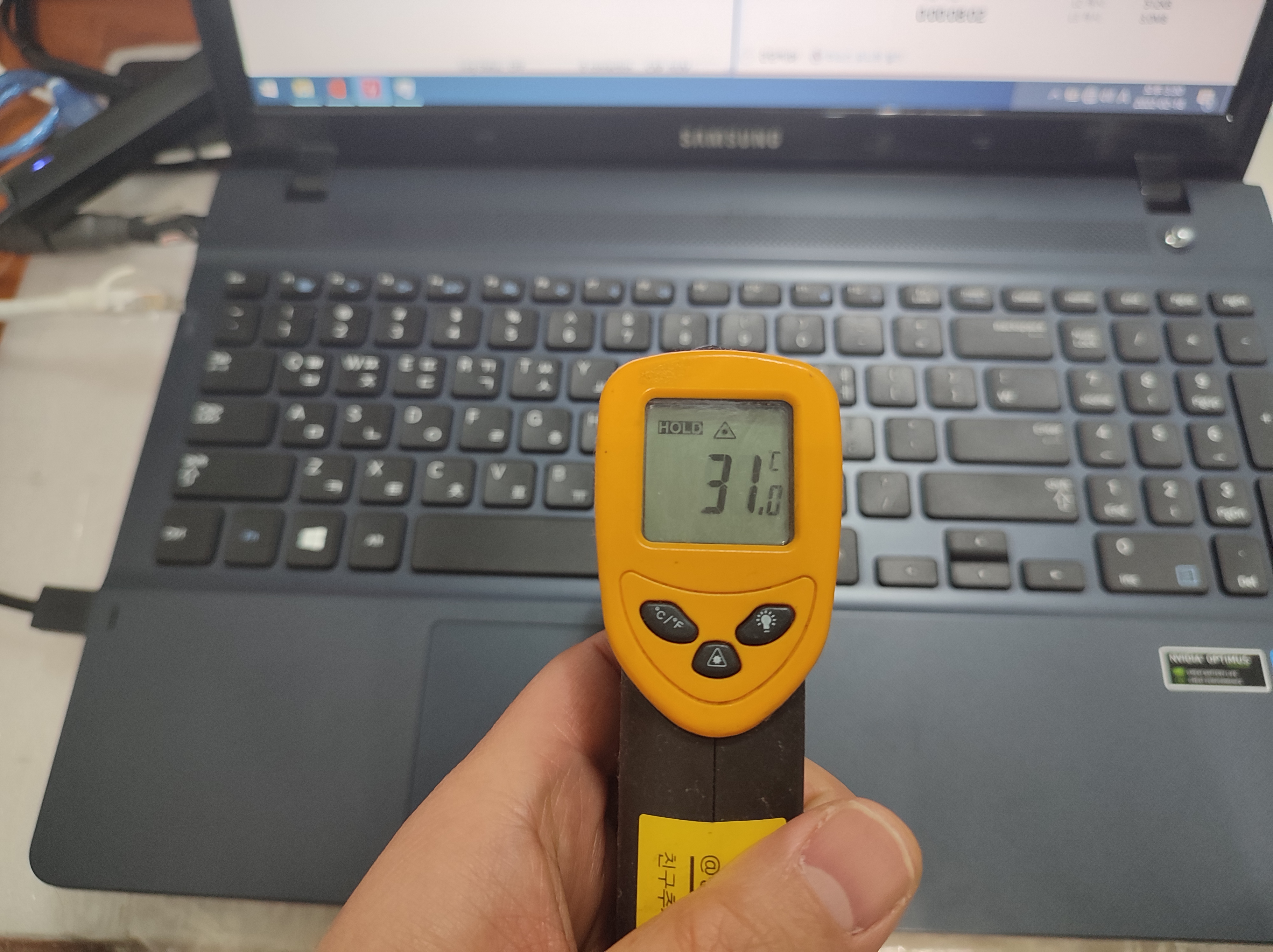 온도 측정기로 키보드의 온도를 측정해봤습니다.
