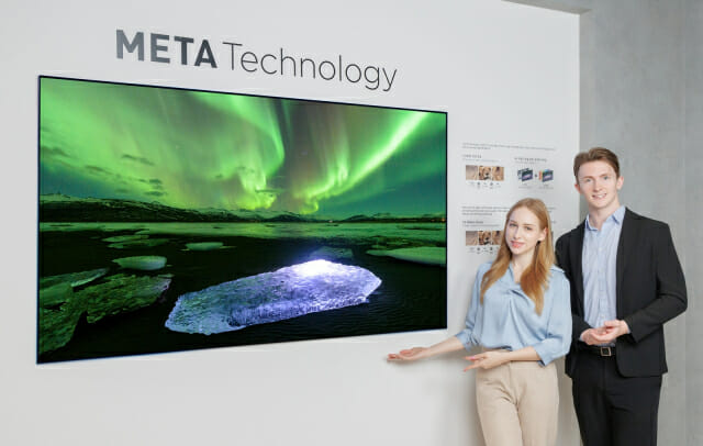 LG디스플레이 모델이 &#39;메타 테크놀로지&#39;가 적용된 3세대 유기발광다이오드(OLED) TV 패널을 소개하고 있다.
