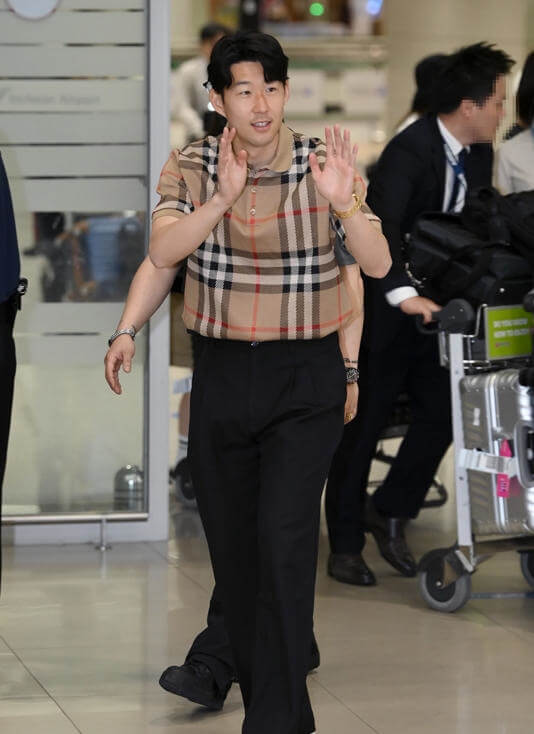  손흥민 공항 패션 버버리 폴로셔츠는 얼마일까