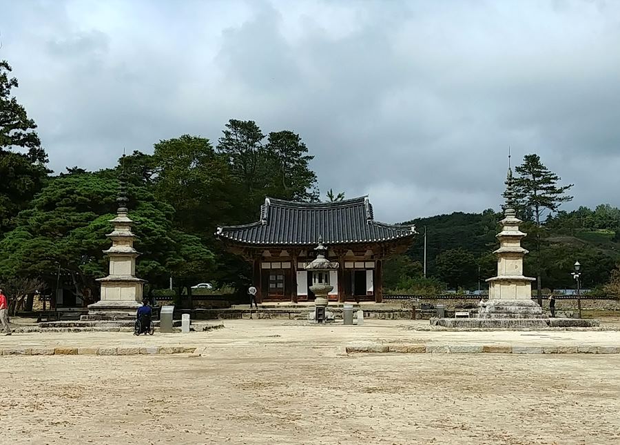 실상사. 가운데 석등. 양옆에 삼층석탑