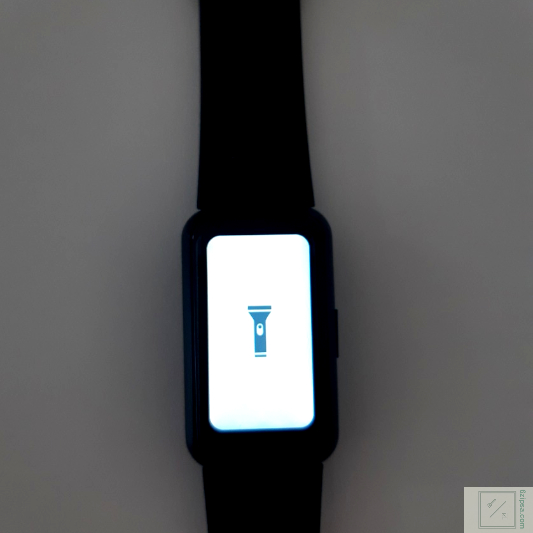 코아 티니 시계의 손전등 기능 실행 화면 입니다.