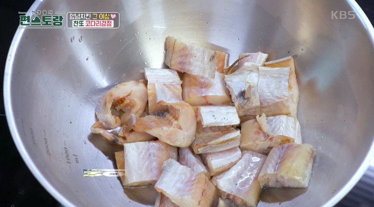 소금-후추-밑간해-소주를-뿌려-비린내를-제거한다