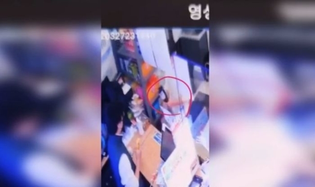  - '심각해지는 청소년 범죄' 편의점서 당당히 위조 신분증 '척', 알바생이 뺏자 와인병들고 협박한 10대