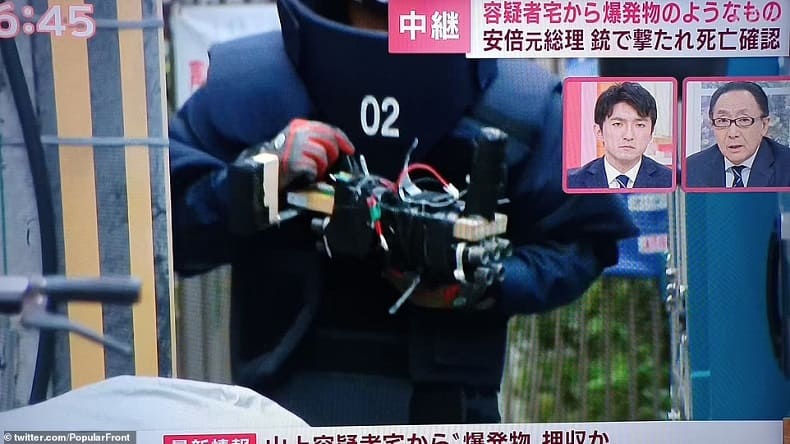 [화보] 일 경찰&#44; 아베 신조 암살용 DIY 무기 압수...폰으로 통제 VIDEO: Police seize DIY weapons found at home of Japanese ex-PM Shinzo Abe&#39;s &#39;assassin&#39; including nine-barrel &#39;shotgun&#39;