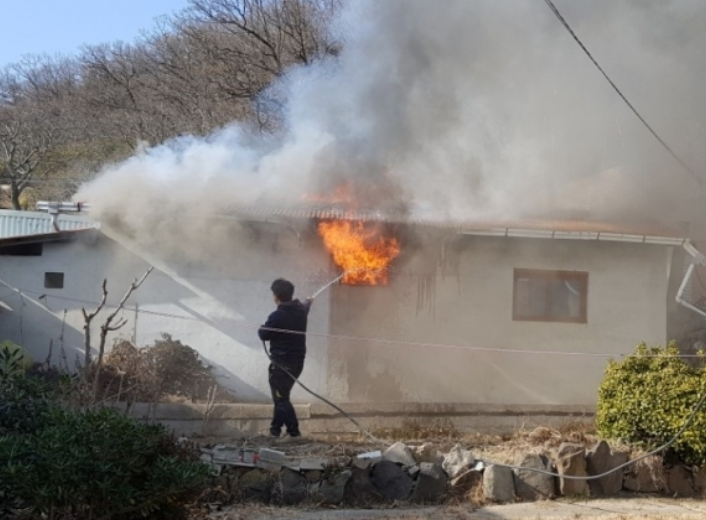 "청소년들이 혼자 사는 80대 할머니 집 문을 벽돌로 부수고… 잠시 후 신고로 경찰이 오고 중학생들이 무단 침입한 이유가 알려지자 모두가 오열하고 말았습니다.