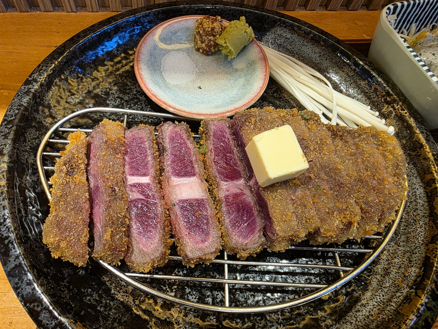 선홍빛 미디엄 레어 단면 규카츠