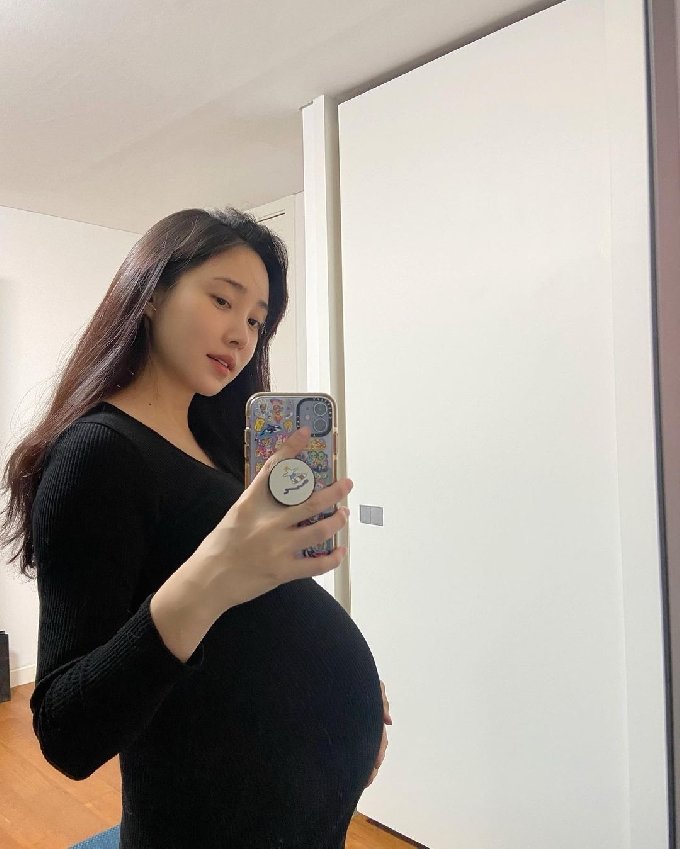  만삭 D라인을 공개한 최희 아나운서