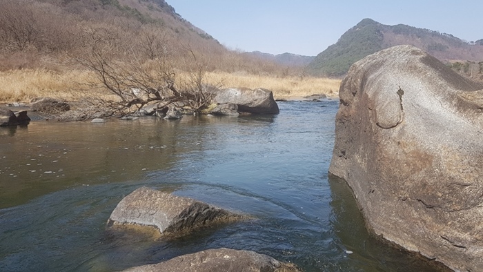 용궐산 가는 섬진강변