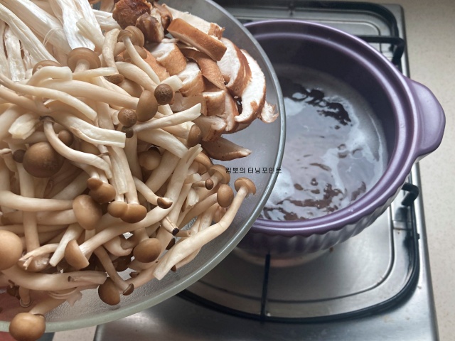 끓는-육수-버섯-넣기
