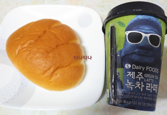  제주 녹차라떼 + 슈크림빵 (3400원 야식의 행복)