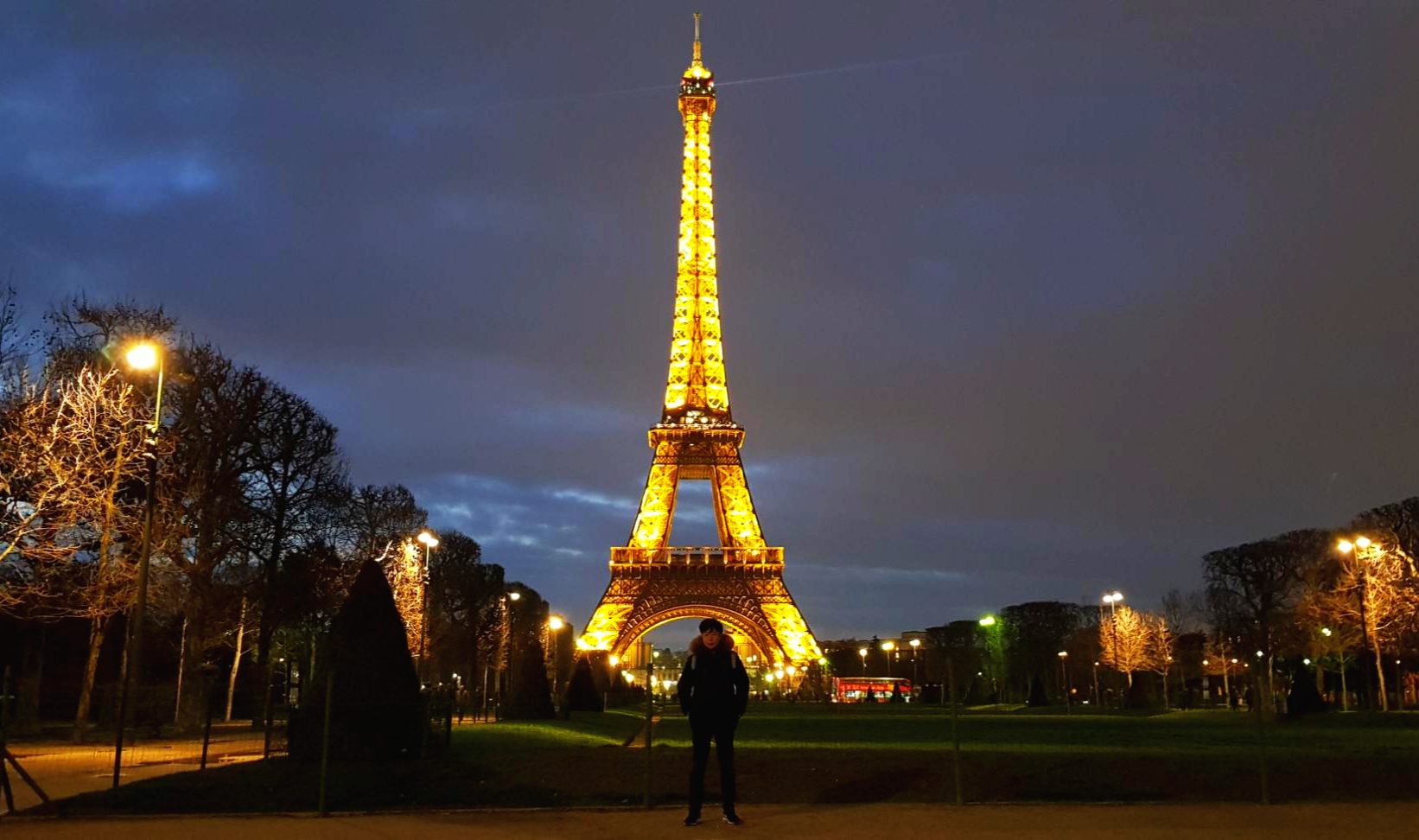 프랑스 파리 에펠탑 앞에서 한 컷