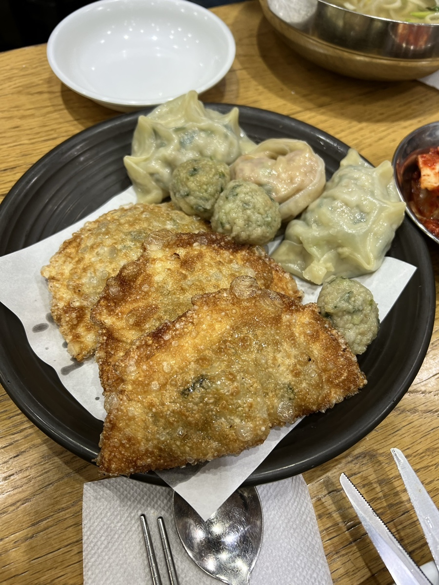  믿고 먹는 장안동 만두 맛집! '북촌손만두 장안점' 리뷰