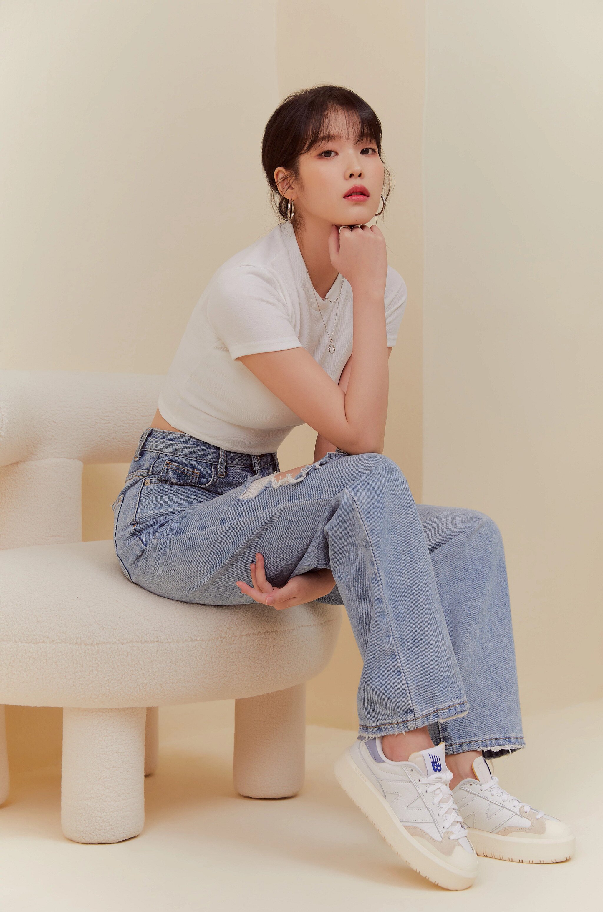  아이유 뉴발란스 2022 CT302 Shoes 화보 사진
