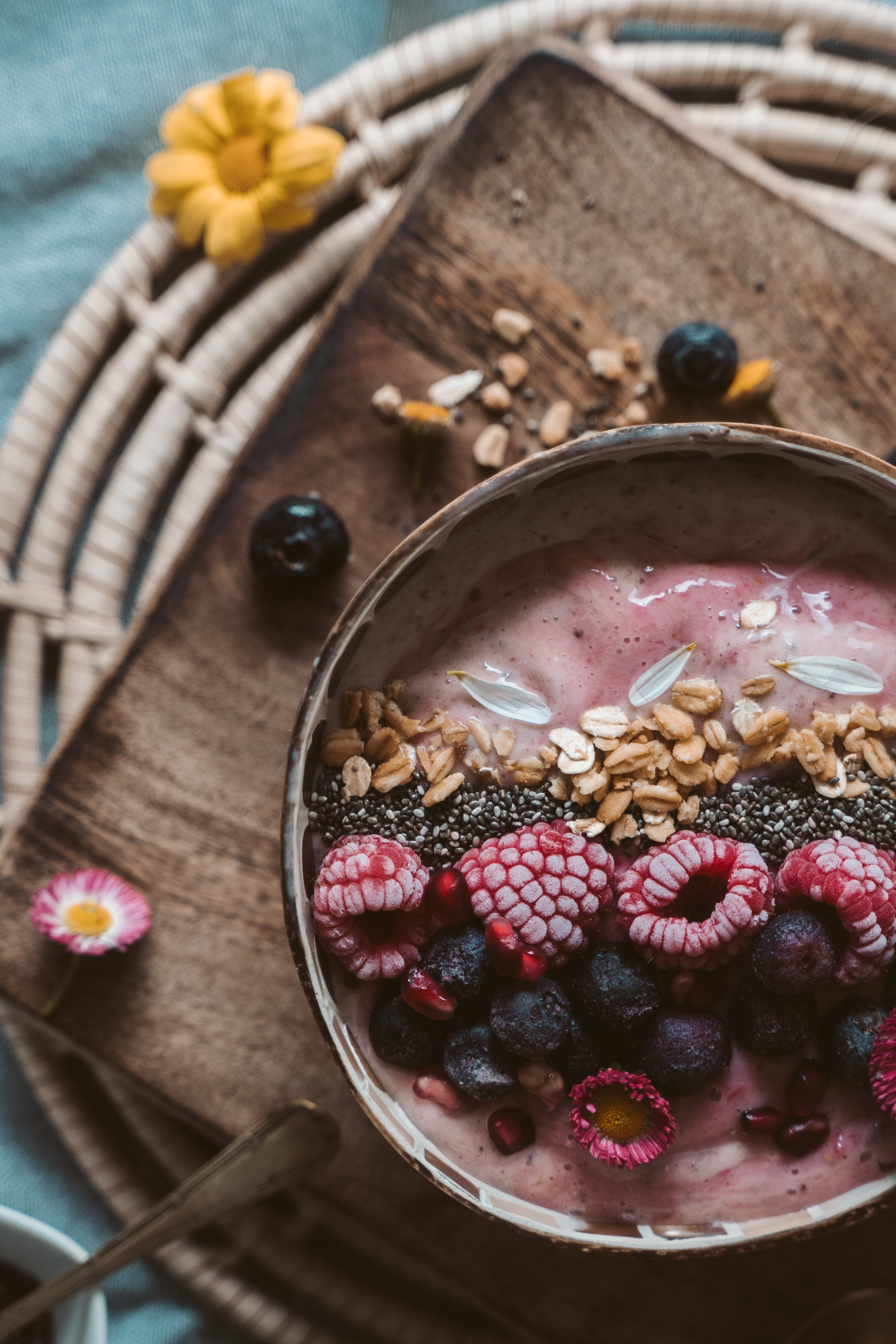  맛 있는 한끼 식사 대용 베리 스무디볼(berry smoothie bowl)