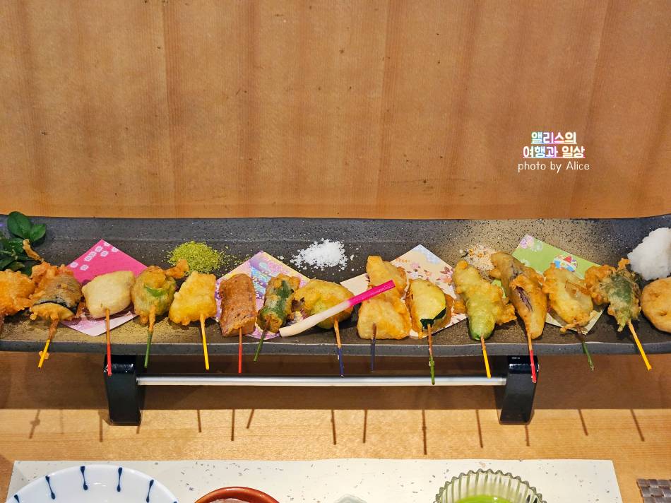 일렬로 늘어선 맛있는 꼬치 튀김 교토 기온 본점 마이코 한 리뷰