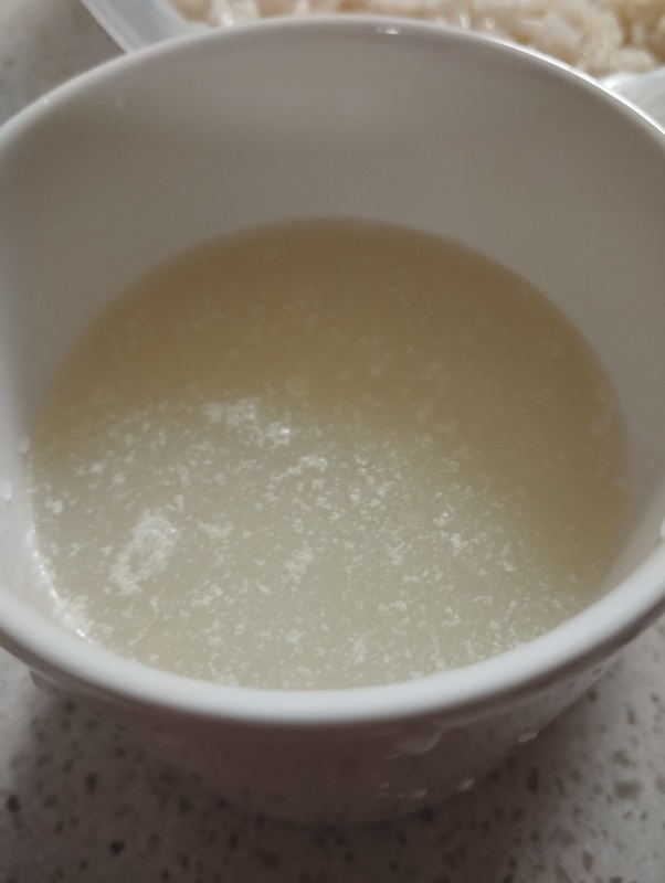 홍천 옥수수 생막걸리를 잔에 따라 보았습니다.