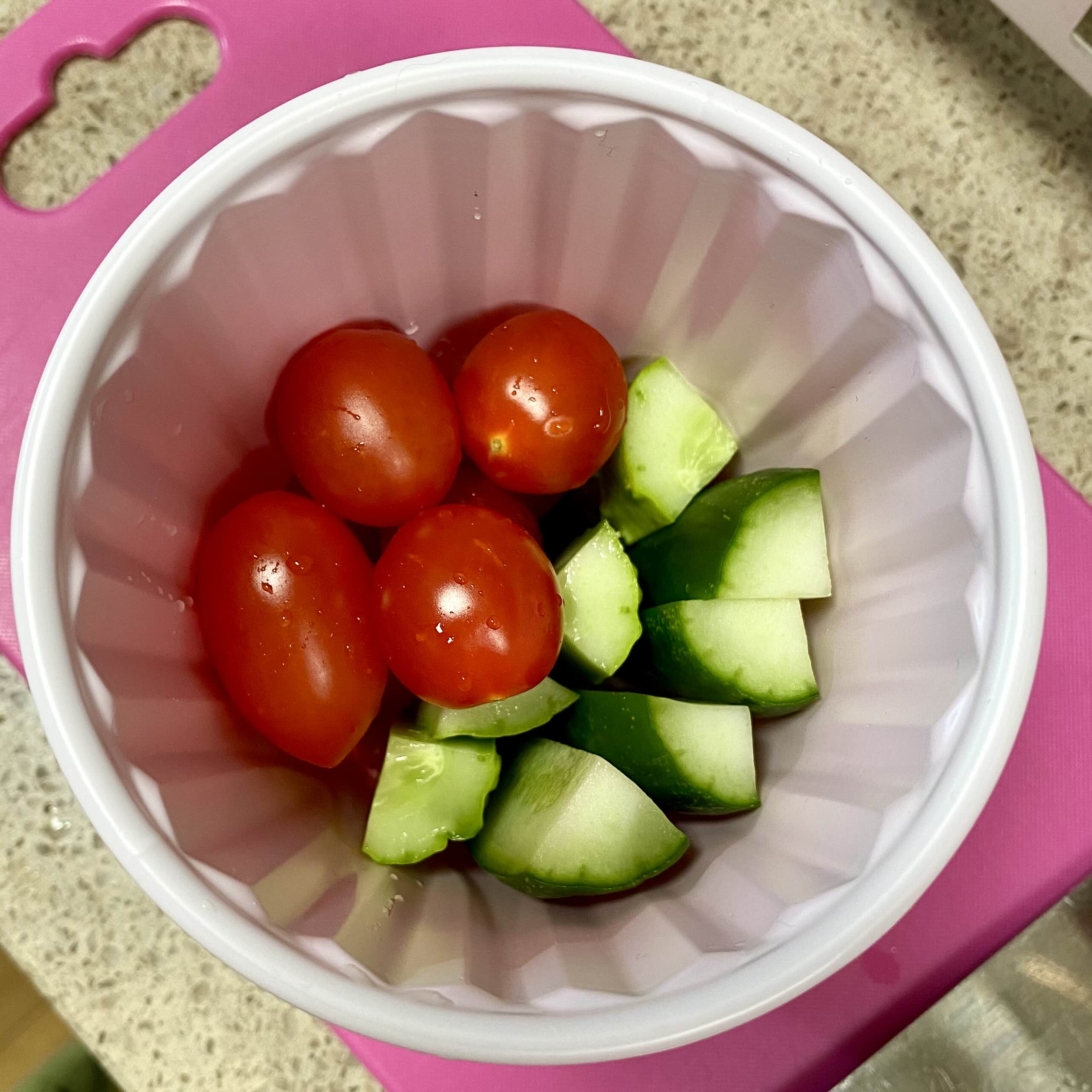 오이 스틱과 방울 토마토