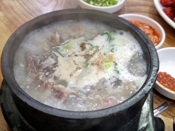 깔끔한 맛의 소머리국밥