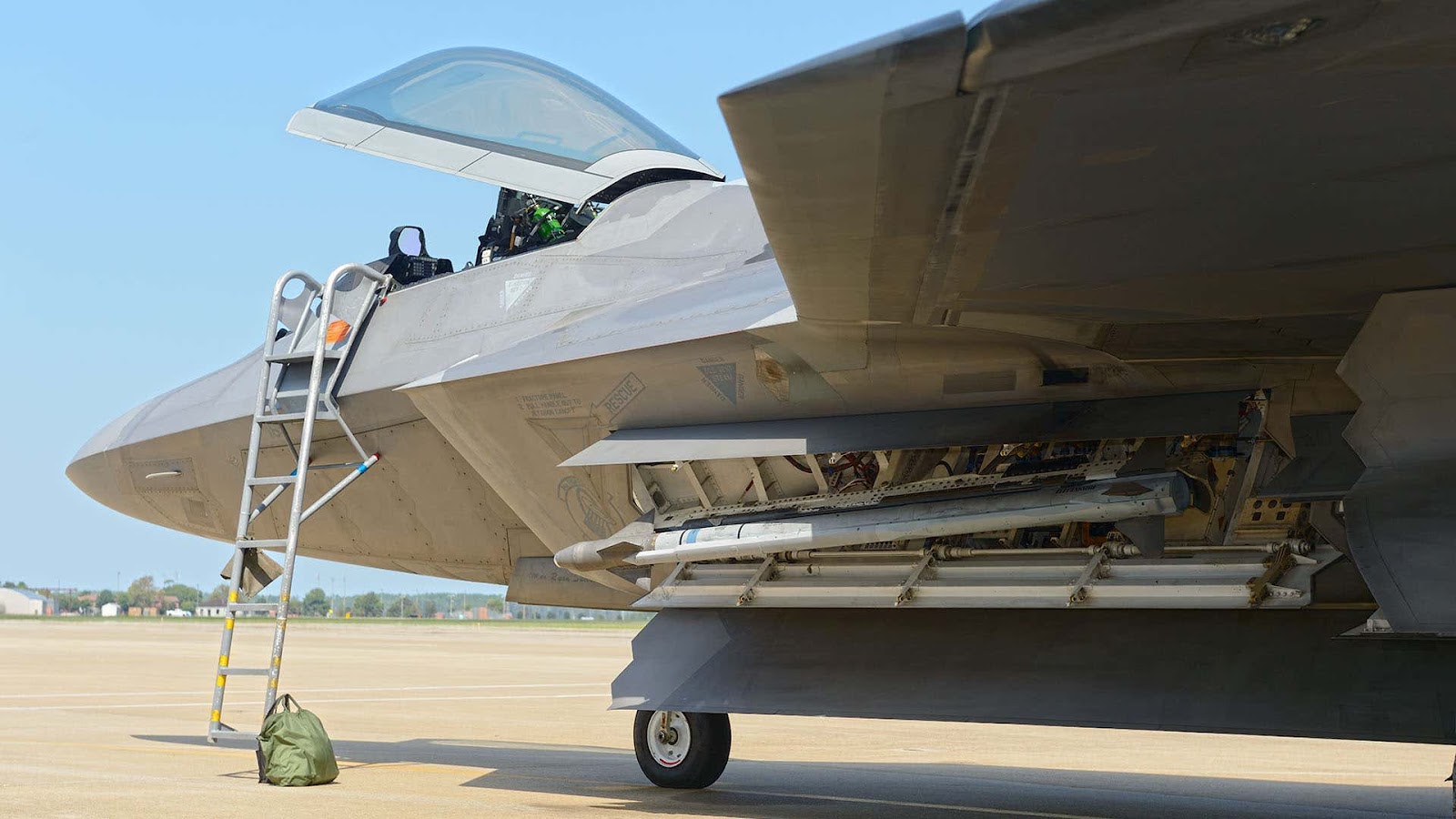 F-22에 장착된 AIM-9X. Sidewinder 레일은 또한 잠재적인 IRST pod 장착 위치가 될 수 있다.