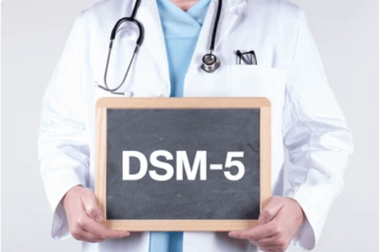 우울증 진단 시 사용되는 DSM-5를 소개하는 의사의 모습
