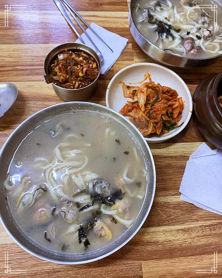 토요일은 밥이좋아 시흥 목감 해물칼국수 맛집 굴 바지락 오만둥이 육수 3대장 칼국수 수제비 칼제비 현지인 추천 토밥 좋아 방송정보