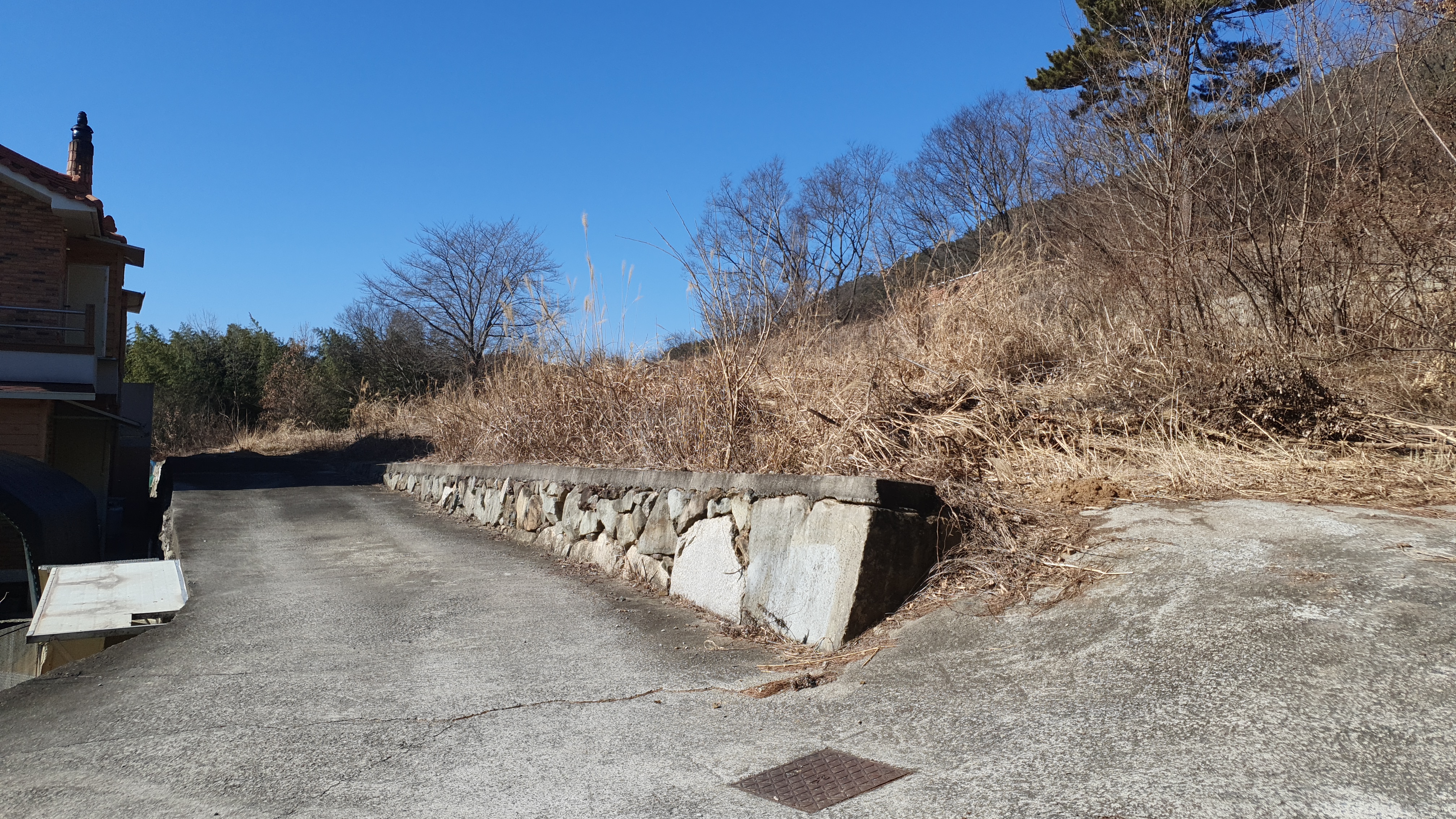  (땅나라 427번) 창원에서 10분, 함안 입곡군립공원 인근 남향 전원주택지 매매 / 문의 055)253-6609