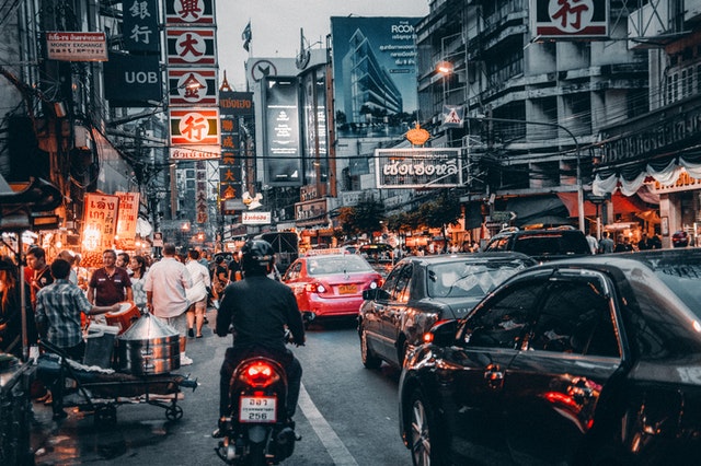 태국 거리에 활발하게 오토바이와 자동차가 돌아다니고있다.